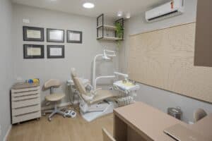 Consultório odontológico da clínica Zähne em Jaraguá do Sul, equipado para atendimento moderno e confortável.