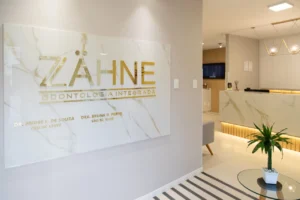 Recepção da clínica odontológica em Jaraguá do Sul, ambiente moderno e acolhedor.