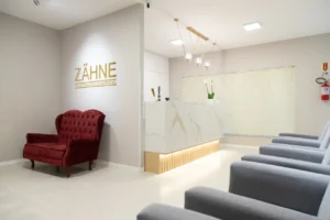 Recepção da clínica odontológica Zähne em Jaraguá do Sul, ambiente confortável e acolhedor para os pacientes.