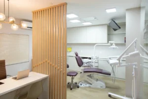 Consultório odontológico da Zähne em Jaraguá do Sul, equipado com cadeira moderna e ambiente aconchegante.